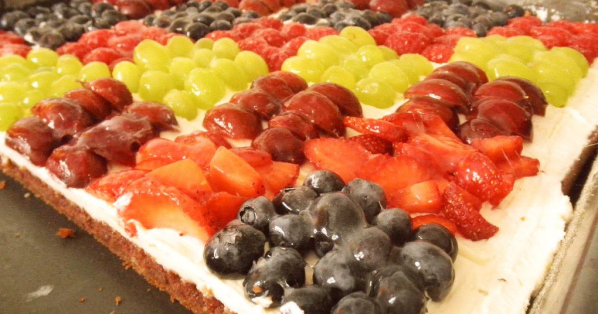 Cuketový koláč s drobným ovocím a krémom, fotogaléria 1 / 1.