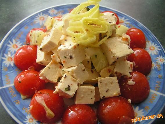 Šalát s marinovaným tofu a artičokami