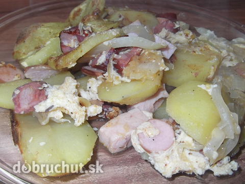 Zapečené zemiaky s údeným mäsom a kyslou kapustou