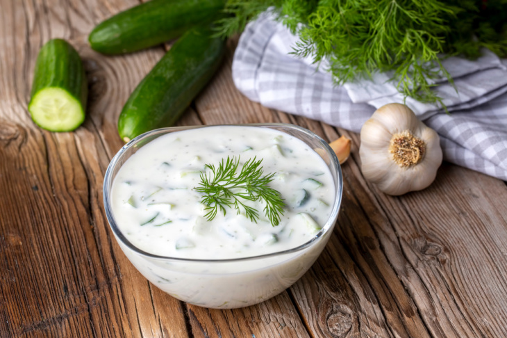 Grécke tzatziky, šalátové osvieženie z uhoriek a jogurtu recept ...