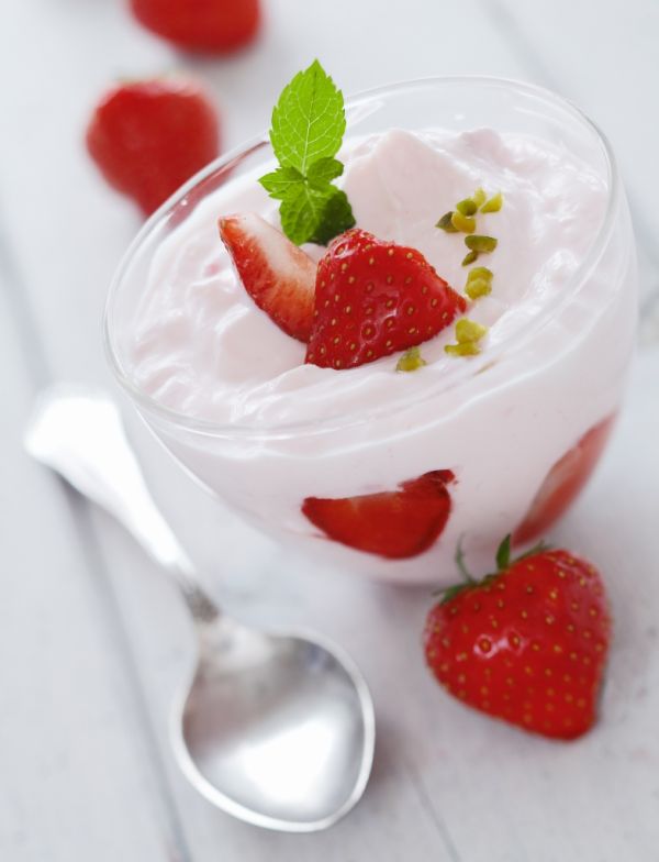 Krupicový jogurt s ovocím a pistáciami
