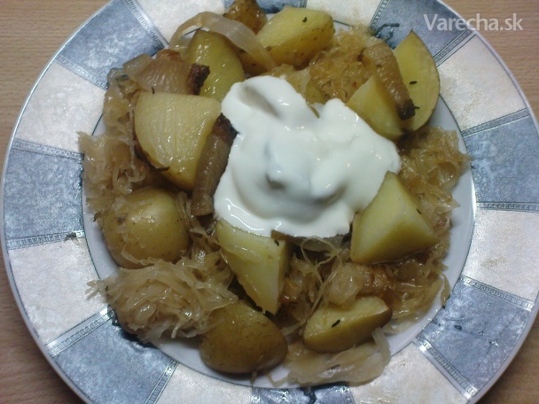 Pečené zemiačiky s kyslou kapustou recept