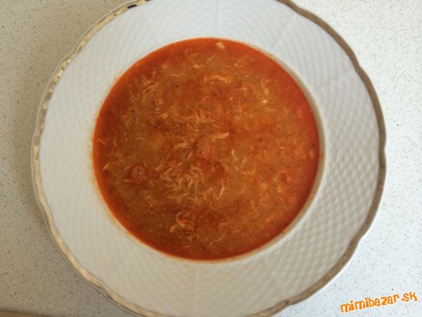 Kyslá červená zemiaková polievka