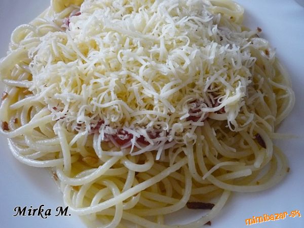 Špagety s cesnakom a chilli papričkami