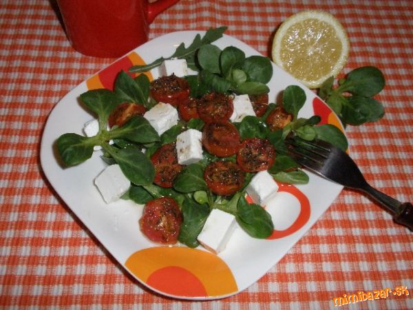 Šalát s mesačnými paradajkami a balkánskym syrom