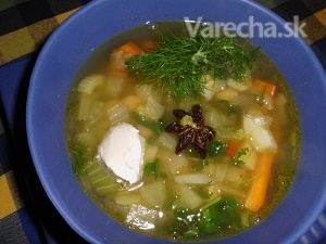 Orientálna zeleninová polievka s cícerom a čerstvým koriandrom ...