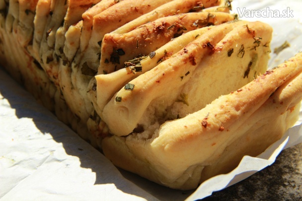 Trhací bylinkovo-česnekový chléb podle Pekárnománie recept ...
