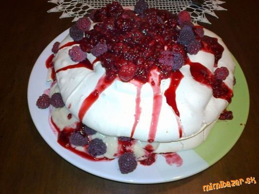 Pavlova torta s vanilkovým krémom