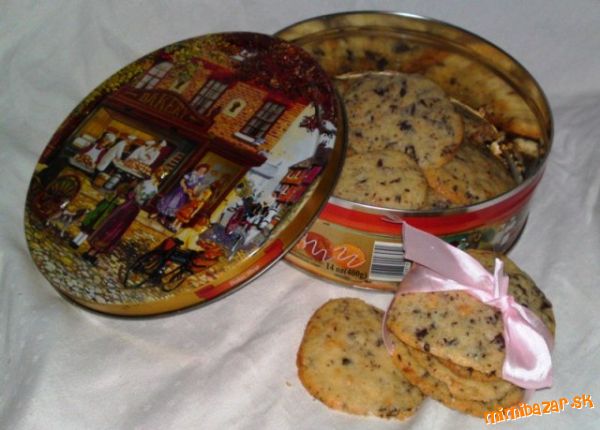 Cookies s kúskami čokolády .