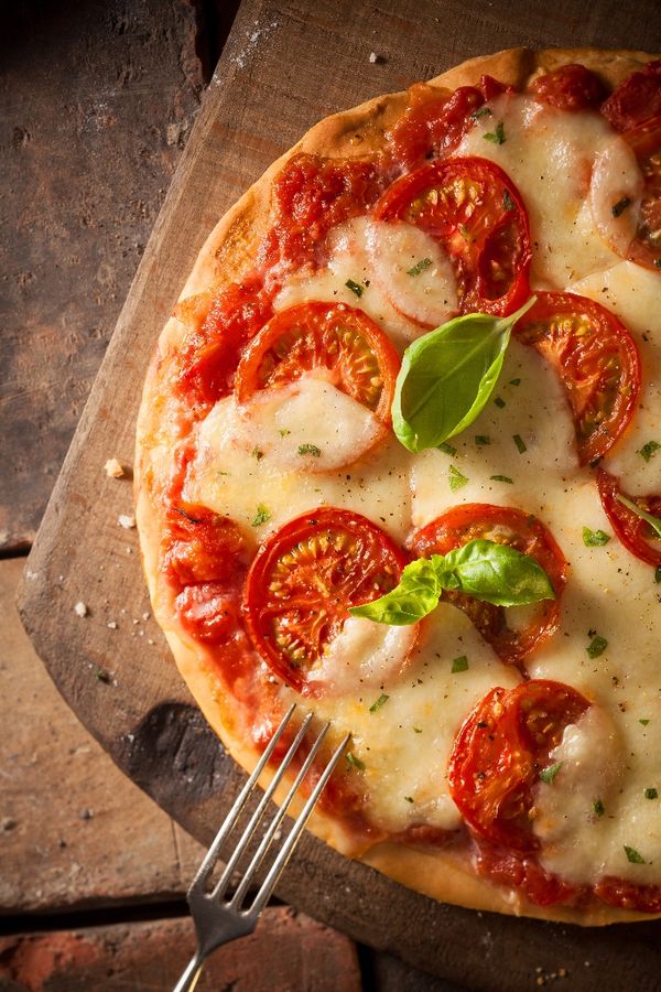 Pizza s troma druhmi syra a paradajkou