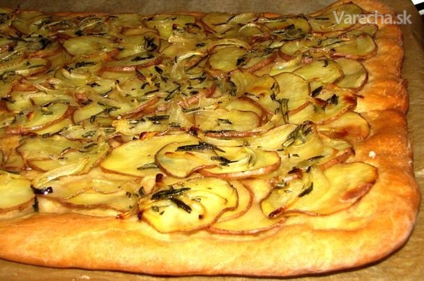 Rozmarínová chlebová pizza s cibuľou a zemiakmi (fotorecept ...
