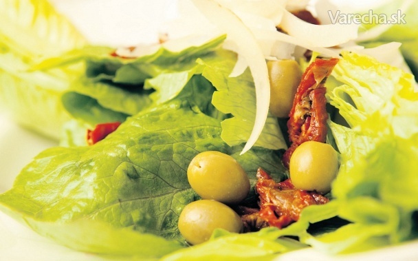 Rímsky šalát so sušenými paradajkami, olivami a parmezánom ...