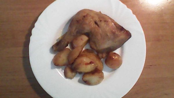 Pečené zemiaky s kuracím stehnom