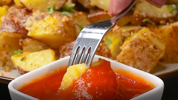 VIDEORECEPT: Pečené zemiaky s parmezánom a rýchlou omáčkou