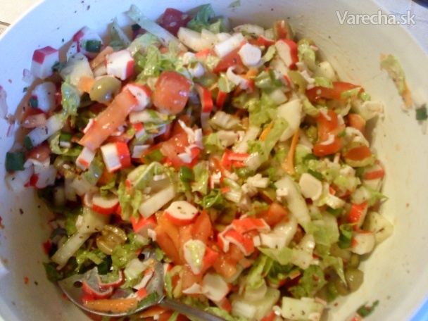 Zeleninový šalát s krabými tyčinkami recept