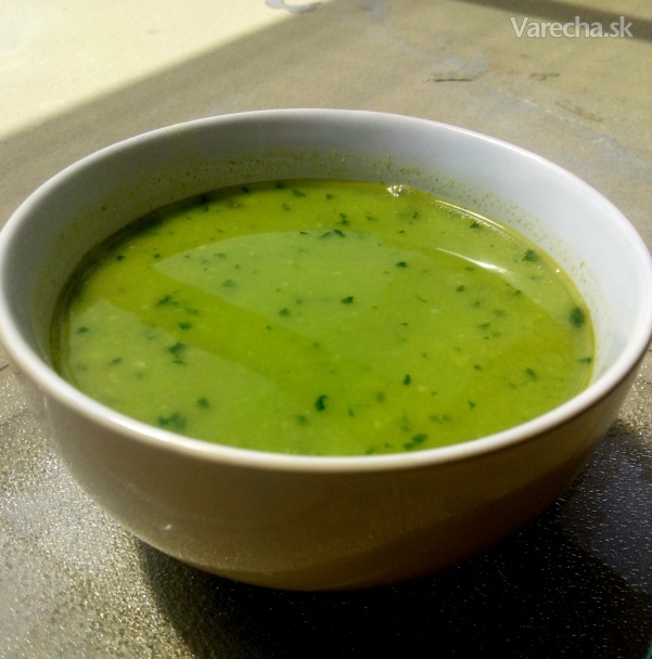 Hrášková polievka s avokádom a špenátom recept