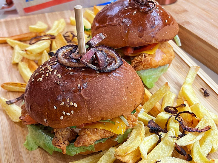 Radov burger s kuracími stripsami PRETO Radoma recept ...