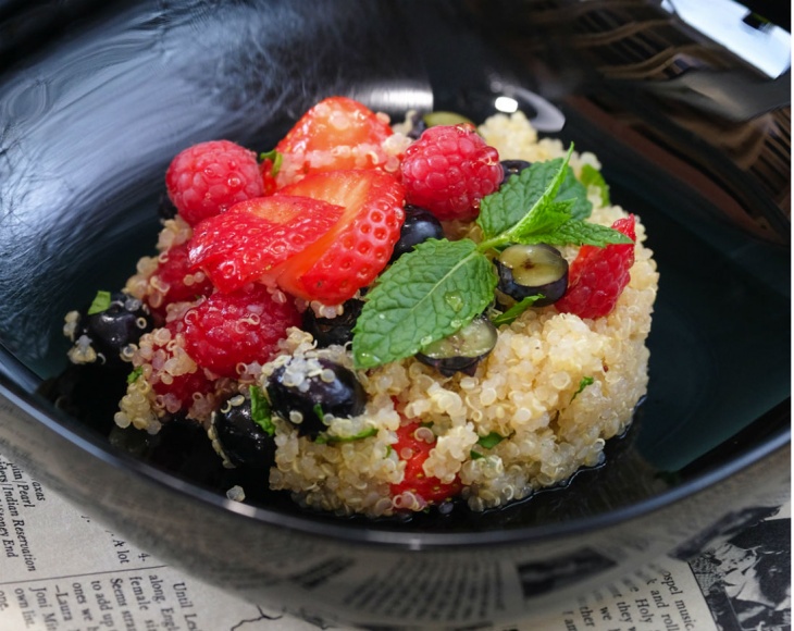 Quinoový šalát s ovocím, medom a mätou recept