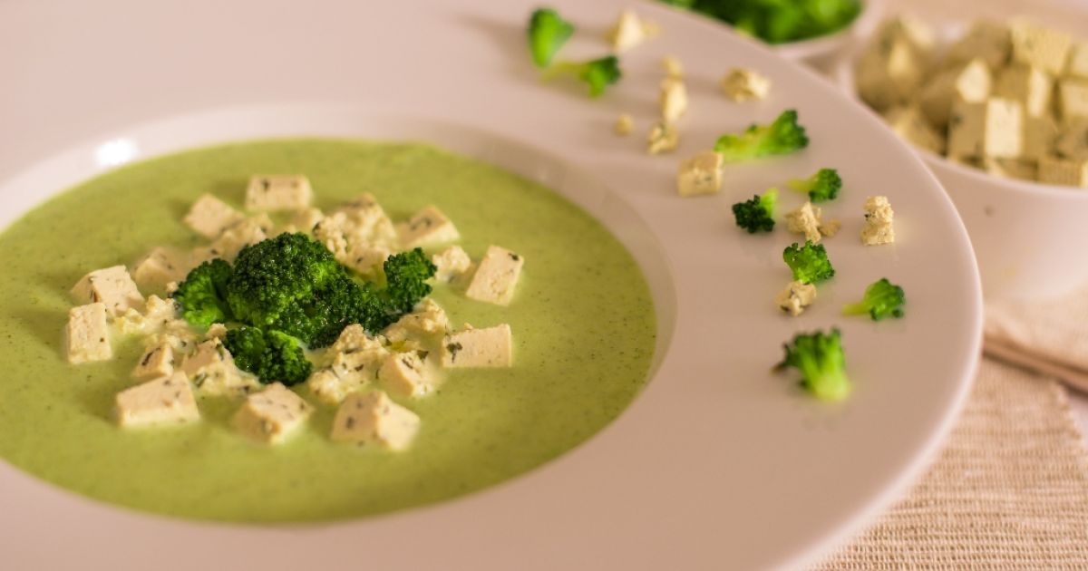 Krémová brokolicová polievka s bazalkovým tofu, fotogaléria 1 / 1.