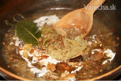 Kapustová polievka so šošovicou a hríbami (fotorecept)