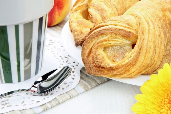 Francúzsky croissant s tvarohom a broskyňou