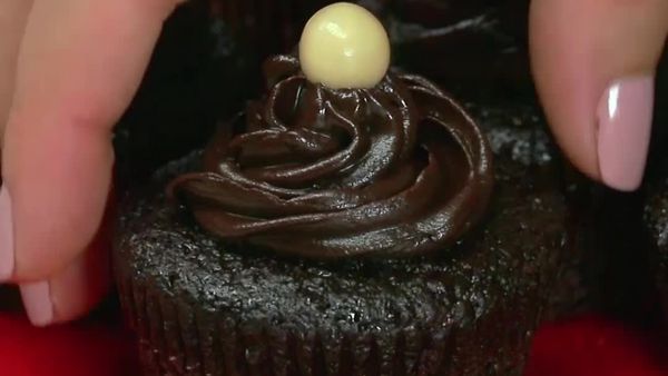 VIDEORECEPT: Bezlepkové čoko cupcakes