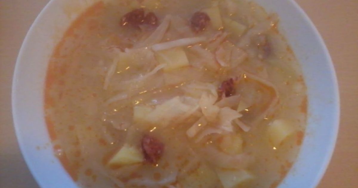 Kapustová polievka zo sladkej kapusty s klobáskou a mliekom