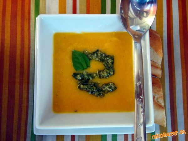 Zeleninová polievka s bazalkovým pestom