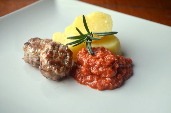 FOTORECEPT: Mäsové guľky s paradajkovou omáčkou