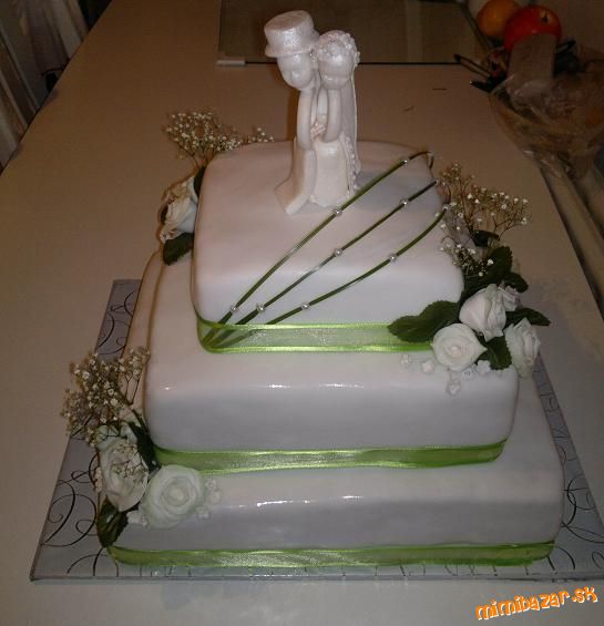 Trojposchodova svadobná torta