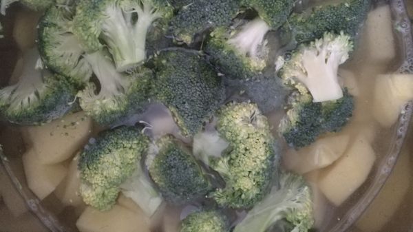 Brokolicovo-zemiakový prívarok s parenicou