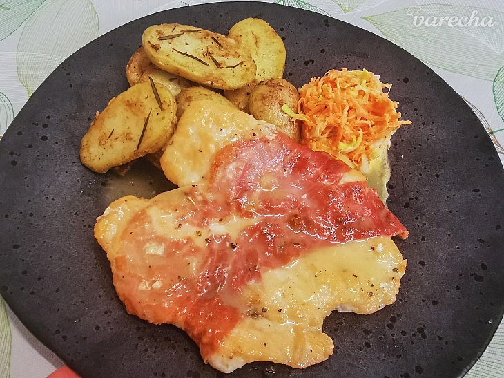 Kuracia saltimbocca s opekanými zemiakmi a mrkvovým šalátom ...