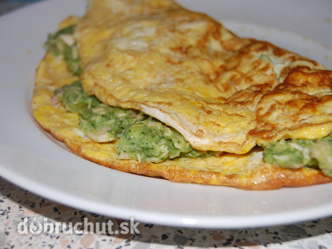 Omeleta plnená brokolicou a kuracím mäsom