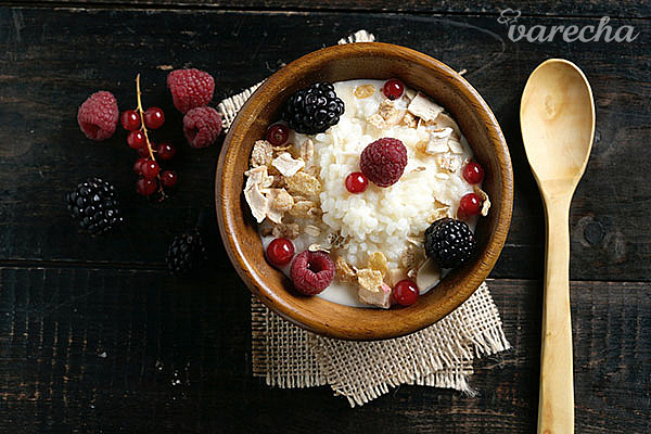 Raňajková ryža s ovseným mliekom, müsli a lesným ovocím recept ...