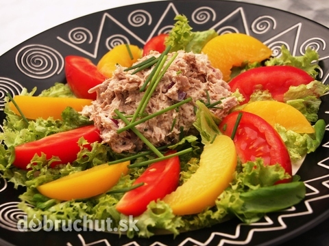 Zeleninovo-ovocný šalát s tuniakom