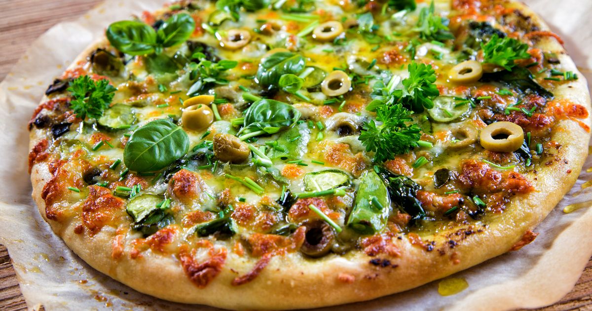 Vegetariánska pizza s olivami a pestom zo sušených paradajok ...