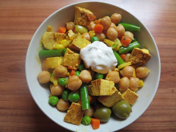 Cícerovo-olivový šalát s tofu