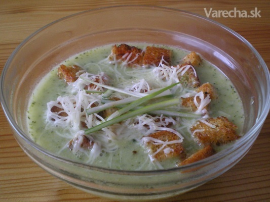 Krémová brokolicovo-syrová polievka s krutónmi