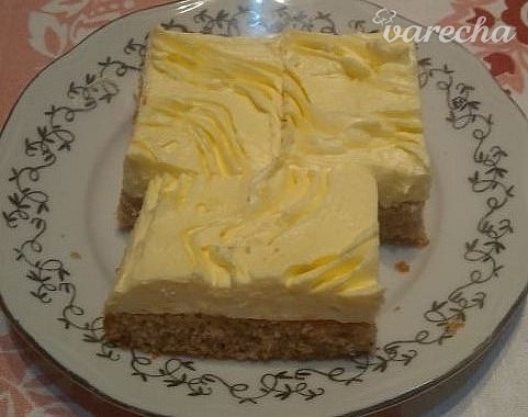 Hrnčekový orechový koláč s pudingovým krémom recept