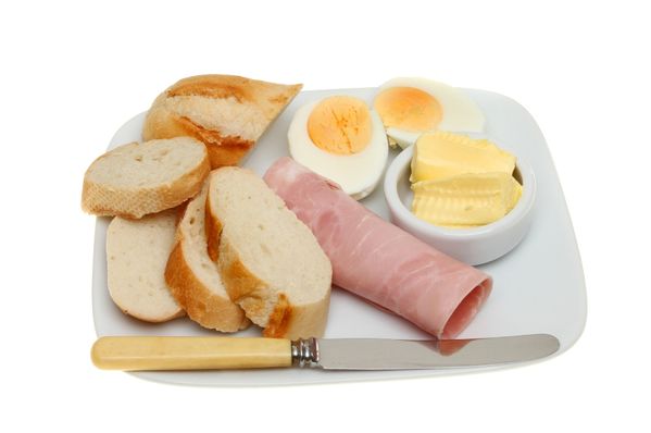 Obložený chlebíček s rolkou šunky a vajcom