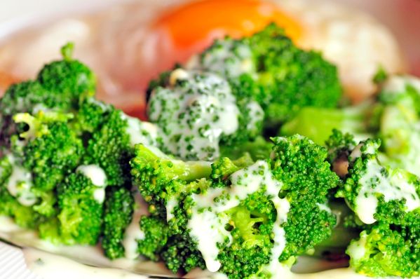 Varená brokolica so syrovou omáčkou