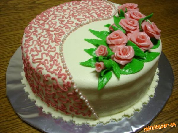 Torta s ružovými ružičkami