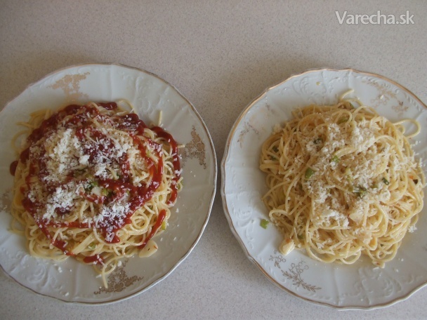 Špagety na česneku s kečupem i bez něj (fotorecept)