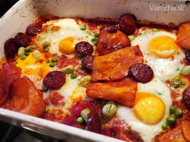 Pečené vajcia, klobáska, šunka a hrášok recept