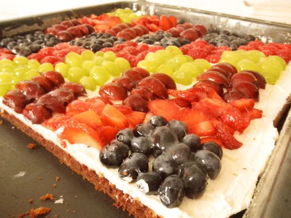 Cuketový koláč s drobným ovocím a krémom