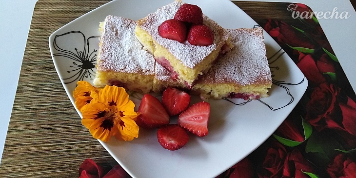 Pudingový koláč s jahodami (fotorecept) recept