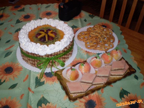 Ovocný dort broskvičky růžové řezy a slané preclíky