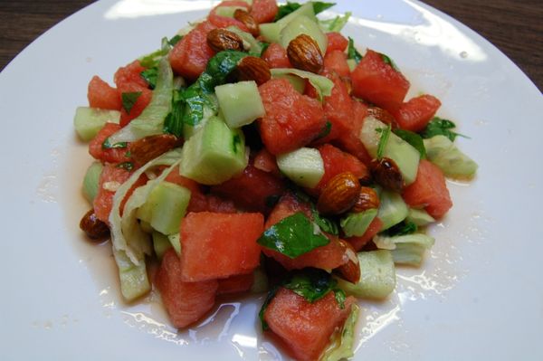 FOTORECEPT: Uhorkový šalát s melónom a madľami