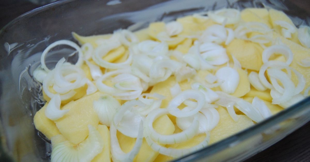 Zapekané zemiaky s kyslou kapustou a jablkami ...