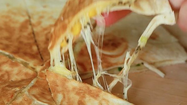 VIDEORECEPT: Horúca tortilla so syrom a chrumkavou zeleninkou ...